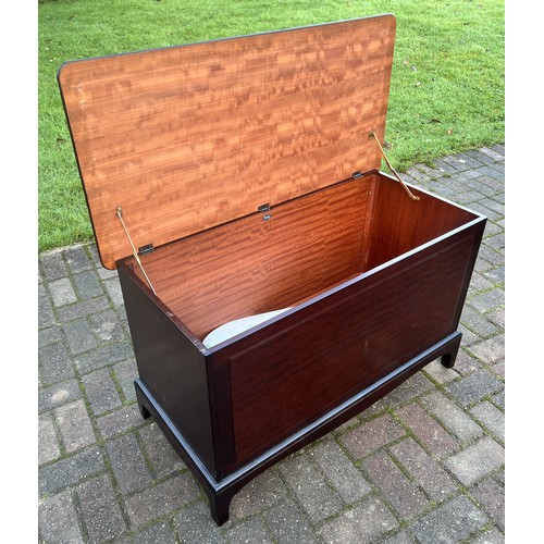 9282 - A Stag Minstrel blanket box on bracket feet, with hinged top, 58cm high. 97cm wide, 49cm deep. This ... 