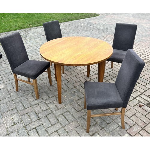 9276 - A modern dining room suite comprising 1 circular dining table, 110.5cm diameter and 4 single chairs.... 