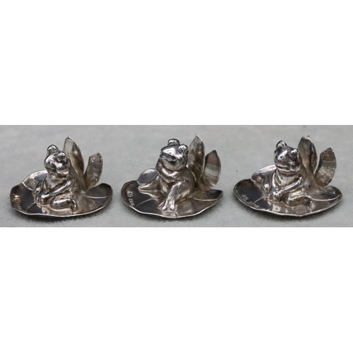 166 - A set of 3 London silver novelty menu holders in the form of frogs on lily pads, 4cm wide, 3.4oz (3)