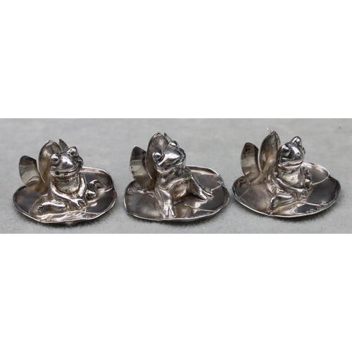 166 - A set of 3 London silver novelty menu holders in the form of frogs on lily pads, 4cm wide, 3.4oz (3)