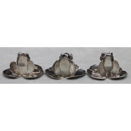 166 - A set of 3 London silver novelty menu holders in the form of frogs on lily pads, 4cm wide, 3.4oz (3)