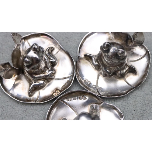 166 - A set of 3 London silver novelty menu holders in the form of frogs on lily pads, 4cm wide, 3.4oz (3)