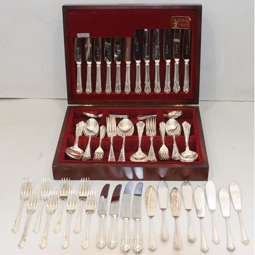 192 - A silver plated 8-place setting flatware service, comprising of 8 dinner knives, 8 smaller knives, 8... 