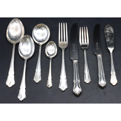 192 - A silver plated 8-place setting flatware service, comprising of 8 dinner knives, 8 smaller knives, 8... 