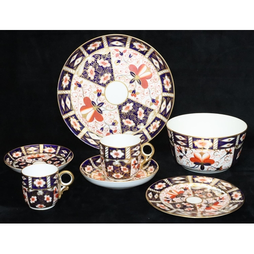 23 - A Royal Crown Derby Imari pattern tea service, comprising of slop bowl, pair of cake plates, 10 cups... 