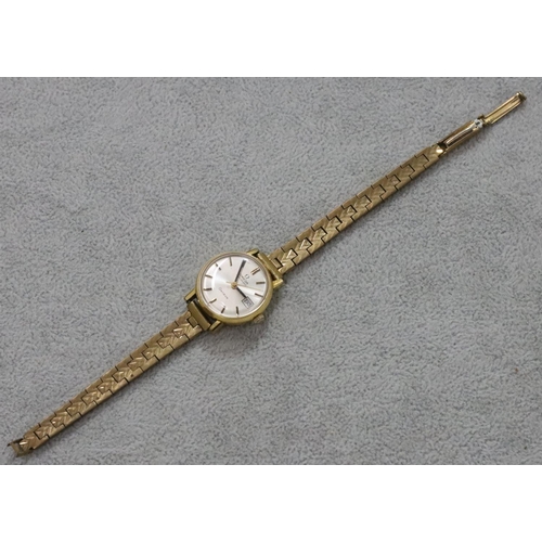 258 - A ladies' Omega automatic circular wristwatch, with seconds hand and calendar, later gold plated str... 