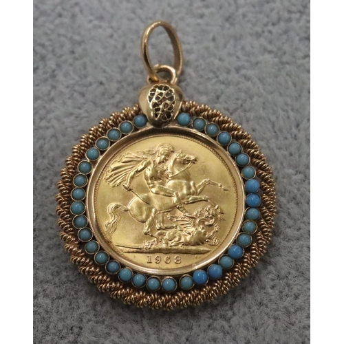 265 - An Elizabeth II gold sovereign, mounted in removable pendant, set with turquoise and rope rim, overa... 