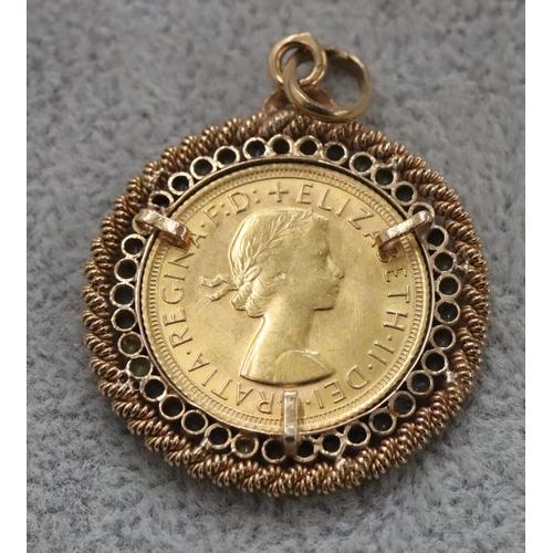 265 - An Elizabeth II gold sovereign, mounted in removable pendant, set with turquoise and rope rim, overa... 