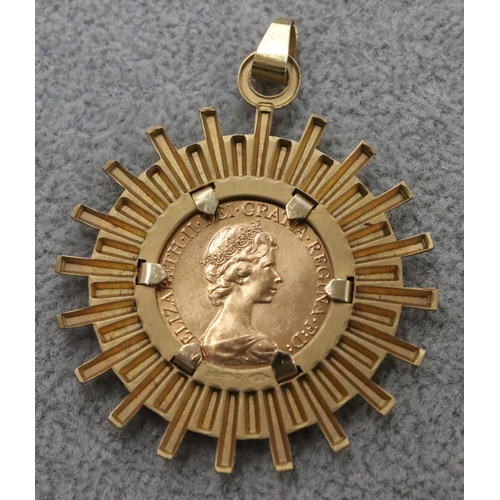 276 - An Elizabeth II gold sovereign, 1978, mounted in 9ct gold removeable pendant in the form of a sunbur... 