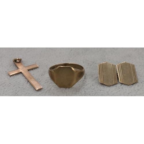 295 - A 9ct gold gentlemen's signet ring, Size R, a 9ct gold cross pendant, a small 9ct gold charm in the ... 