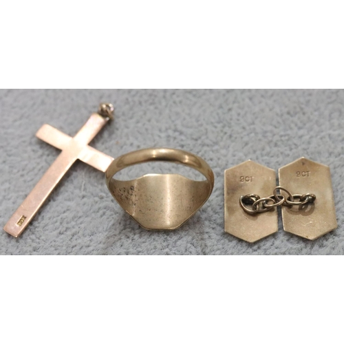 295 - A 9ct gold gentlemen's signet ring, Size R, a 9ct gold cross pendant, a small 9ct gold charm in the ... 