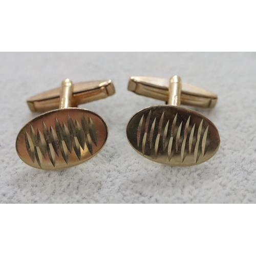 301 - A pair of oval gentlemen's 9ct gold cufflinks, 7.4 grams