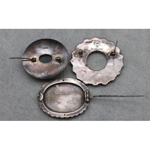 308 - A Mexican silver scallop shaped brooch set with turquoise and 2 silver oval brooches (3)