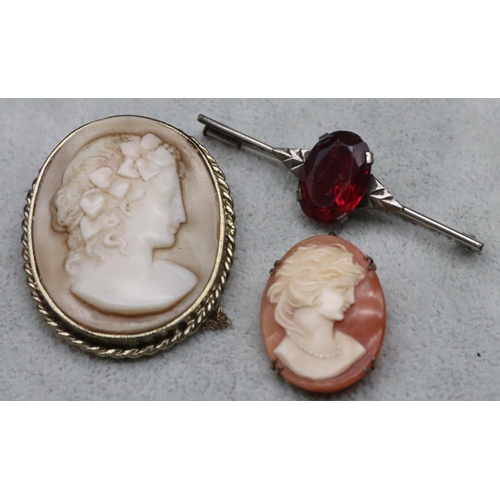 309 - An oval cameo brooch/pendant depicting figurehead of a lady, another oval cameo style brooch and a b... 