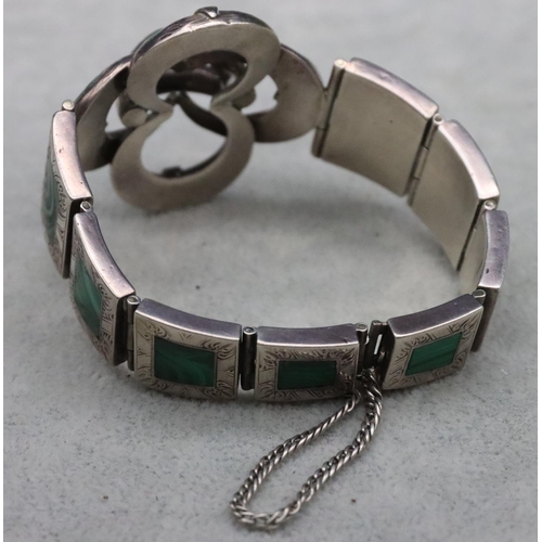 321 - A silver panel bracelet mounted with malachite with pierced scallop shaped centre