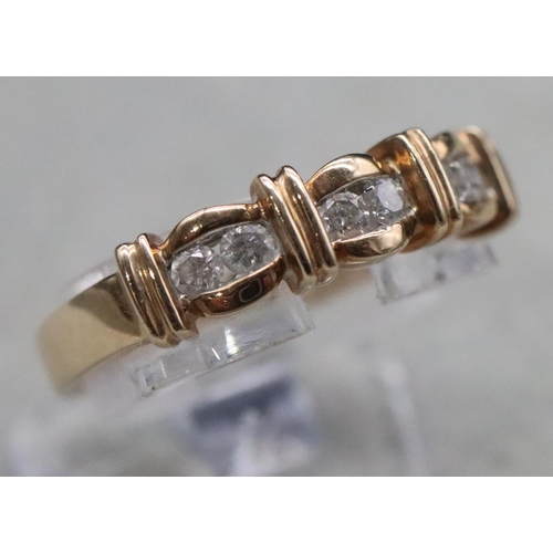 366 - A 9ct gold ladies' 3-stone diamond ring, Size N/O, 3.3 grams