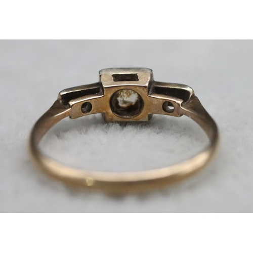 367 - A 9ct gold Art Deco ring, Size M, 1.9 grams