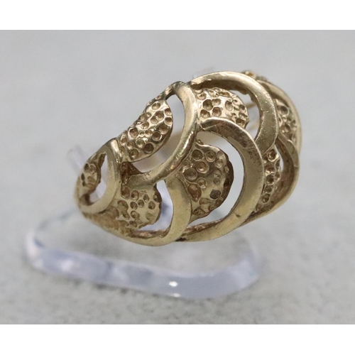 370 - A 9ct gold ring with pierced decoration, Size N, 3.3 grams