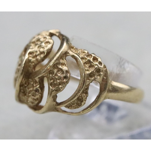 370 - A 9ct gold ring with pierced decoration, Size N, 3.3 grams