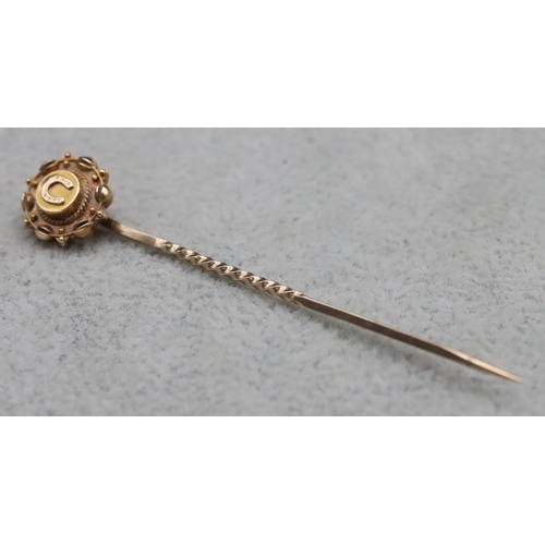 373 - A 15ct gold tie pin with circular scallop shaped top mounted with horseshoe, 1.5 grams