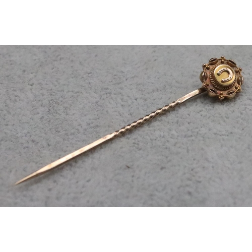 373 - A 15ct gold tie pin with circular scallop shaped top mounted with horseshoe, 1.5 grams