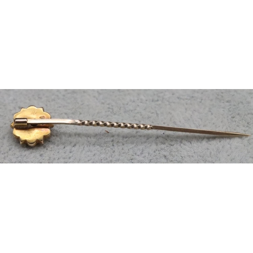 373 - A 15ct gold tie pin with circular scallop shaped top mounted with horseshoe, 1.5 grams