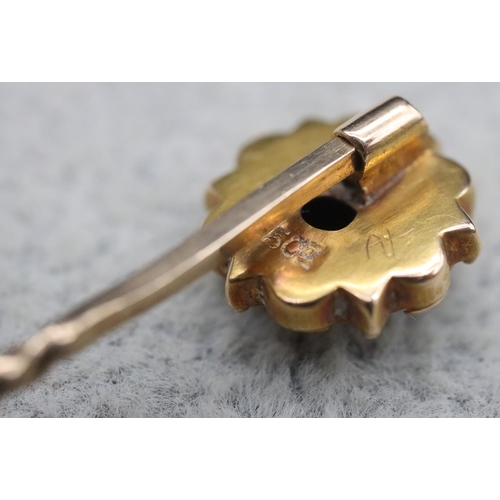 373 - A 15ct gold tie pin with circular scallop shaped top mounted with horseshoe, 1.5 grams