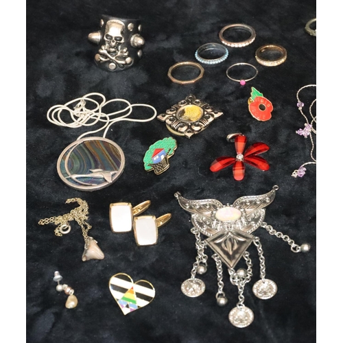 383 - 4 various modern rings and a quantity of various costume and other jewellery including brooches earr... 