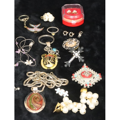 383 - 4 various modern rings and a quantity of various costume and other jewellery including brooches earr... 