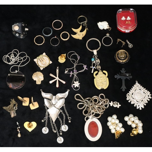 383 - 4 various modern rings and a quantity of various costume and other jewellery including brooches earr... 