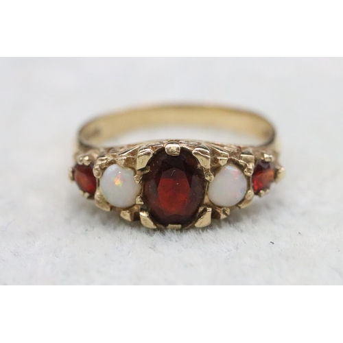 391 - A 9ct gold ladies' ring set with 3 garnets interspersed by 2 opals, Size O/P, 2.8 grams gross