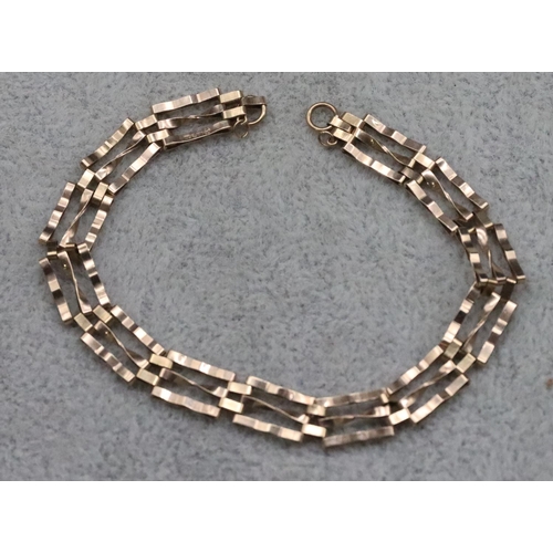 393 - A small gold gate bracelet (no clasp), 2.7 grams