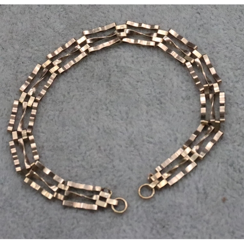 393 - A small gold gate bracelet (no clasp), 2.7 grams