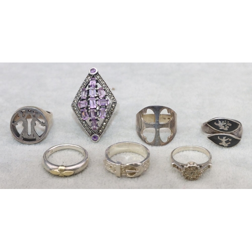 422 - A silver triangular shaped ring set with purple stones and 6 various silver rings, 39.2 grams gross