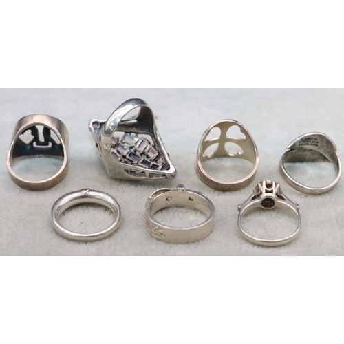 422 - A silver triangular shaped ring set with purple stones and 6 various silver rings, 39.2 grams gross