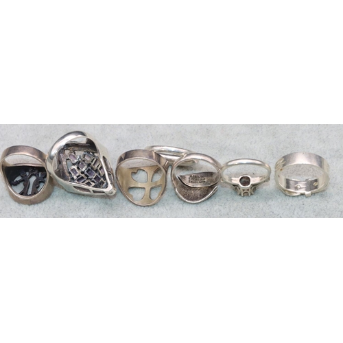 422 - A silver triangular shaped ring set with purple stones and 6 various silver rings, 39.2 grams gross