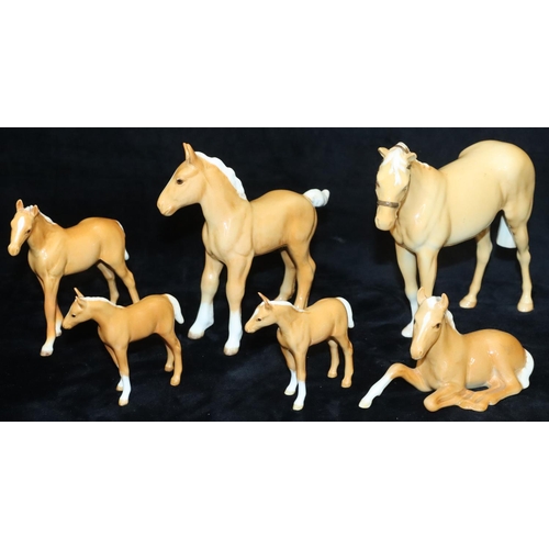 45 - A Beswick figure of a chestnut horse with matted tail, 16.5cm high and 5 other Beswick chestnut smal... 