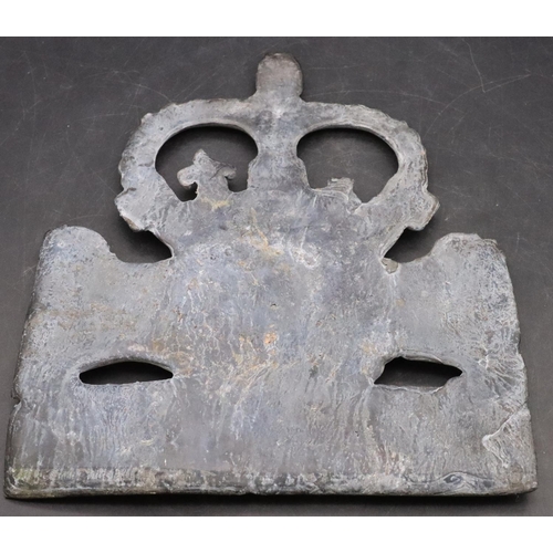 461 - A lead Fire Insurance Mark with 2 raised shaking hands mounted with a crown, numbered 80585, 20.5cm ... 