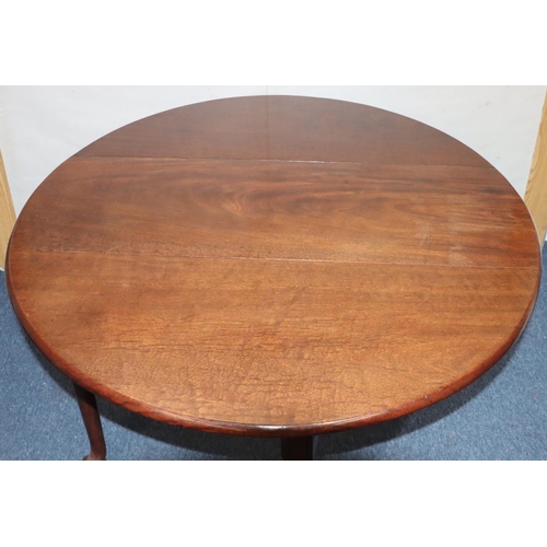 541 - A Georgian mahogany round drop leaf dining table on round tapering legs with pad feet, 131cm x 114.5... 