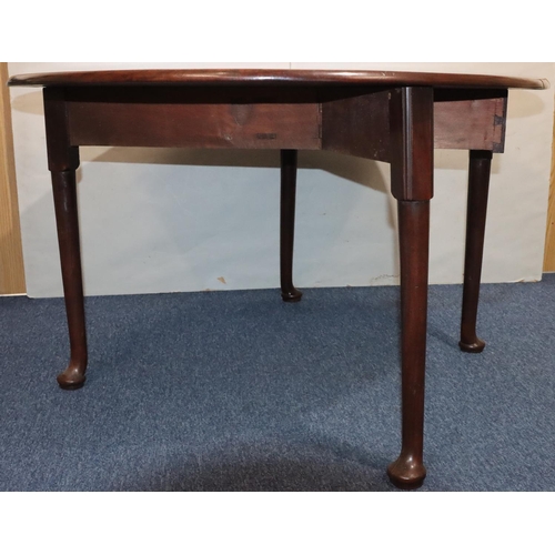 541 - A Georgian mahogany round drop leaf dining table on round tapering legs with pad feet, 131cm x 114.5... 