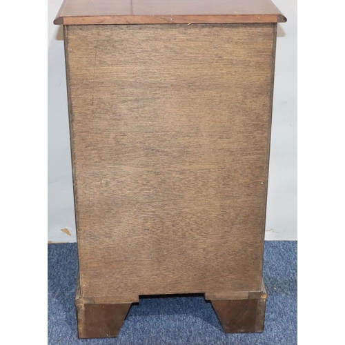 547 - A small reproduction mahogany straight front chest of drawers with inlaid stringing, 4 drawers with ... 