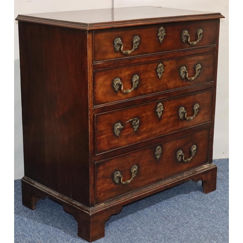 550 - A George III mahogany small straight front chest of drawers with 4 long graduated drawers and drop b... 