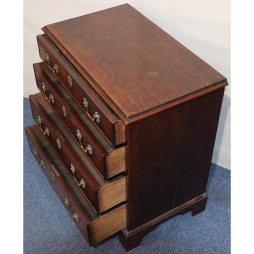 550 - A George III mahogany small straight front chest of drawers with 4 long graduated drawers and drop b... 