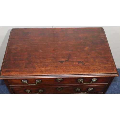 550 - A George III mahogany small straight front chest of drawers with 4 long graduated drawers and drop b... 