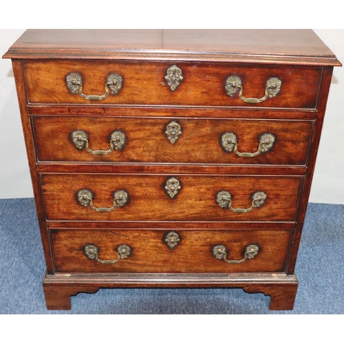 550 - A George III mahogany small straight front chest of drawers with 4 long graduated drawers and drop b... 