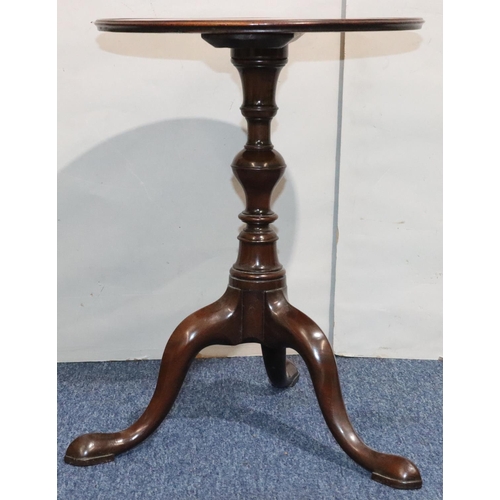 551 - A George III  mahogany wine table on turned stem with 3 splayed cabriole legs, top 44.5cm diameter, ... 