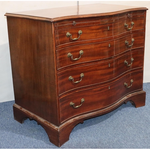 556 - A George III mahogany Serpentine fronted chest of drawers with brush slide above 4 long graduated dr... 