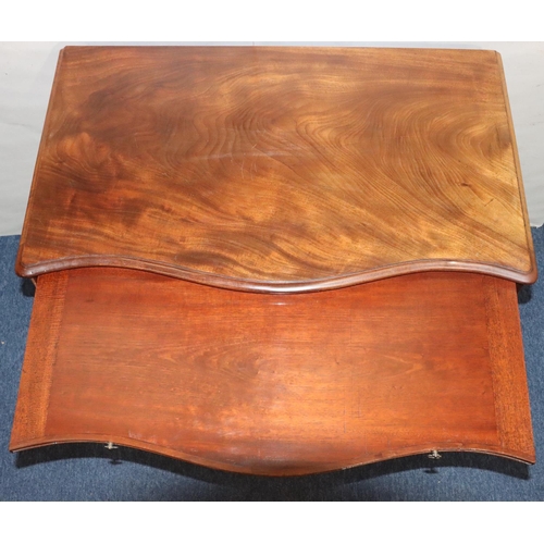 556 - A George III mahogany Serpentine fronted chest of drawers with brush slide above 4 long graduated dr... 