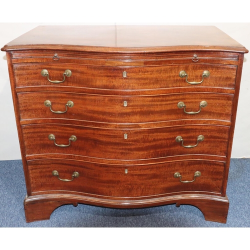 556 - A George III mahogany Serpentine fronted chest of drawers with brush slide above 4 long graduated dr... 