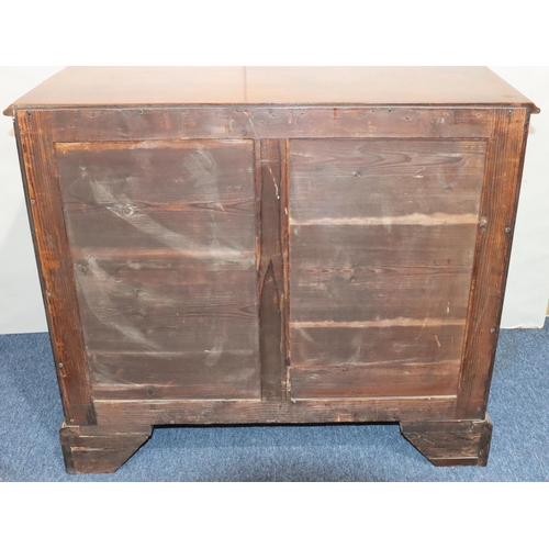 556 - A George III mahogany Serpentine fronted chest of drawers with brush slide above 4 long graduated dr... 